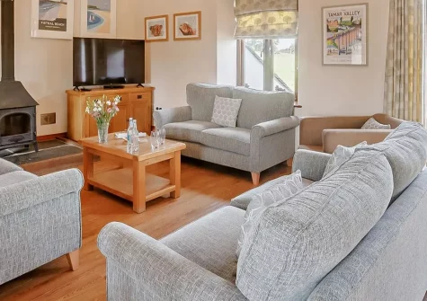 Highland Barn, Launceston is a superb 4-bedroom barn conversion set in idyllic countryside surroundings. Enjoy exposed beams, stunning rural views, wood burner, and easy access to Cornwall's finest beaches and attractions. Perfect family base.