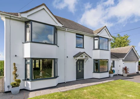 Hillcrest is an impressive detached house set on the edge of Hartland with large enclosed garden & expansive countryside views