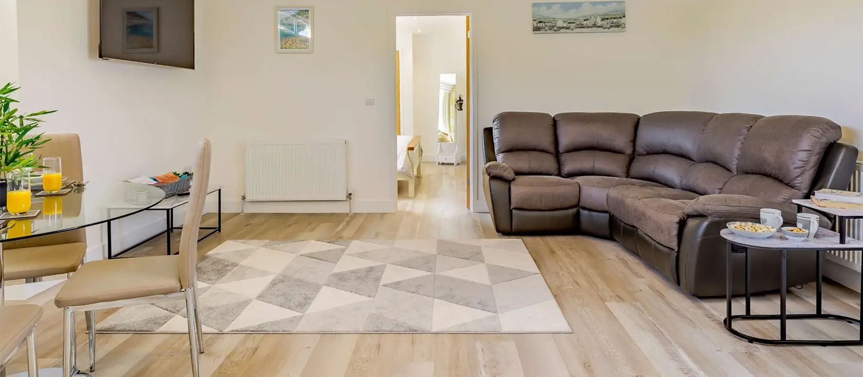 Hillside View, Gilbert's Coombe is a spacious and stylish 1-bedroom apartment in Cornwall, perfect for couples. It is beautifully converted and ideally positioned to tour both coast and countryside making this a great base to explore all of Cornwall.