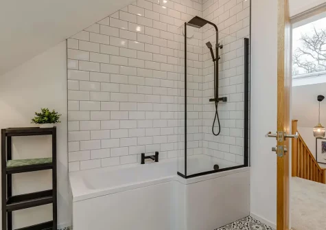 The bathroom at Hillview House, Holsworthy