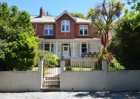 Hillview Villa is a short stroll from the beach and seaside shops, pubs & restaurants