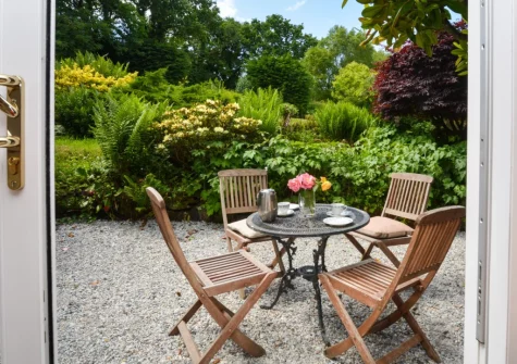 The gravelled outdoor sitting area at Hittisleigh Cottage, Hittisleigh