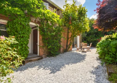 Hittisleigh Cottage is a charming cottage that's just a stone's throw from the captivating Dartmoor National Park