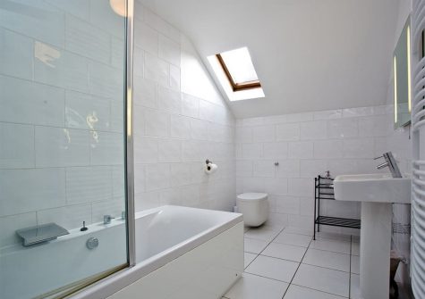 The bathroom at Hobart House, Newquay