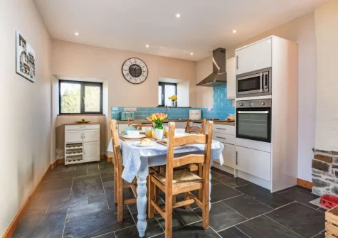 The kitchen & dining area at Holder's Barn, Monkokehampton