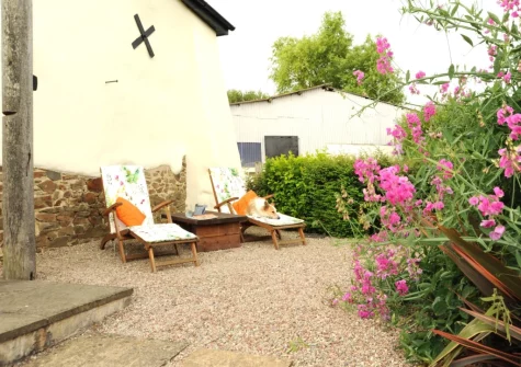 The enclosed gravelled patio & outdoor sitting area at Holder's Barn, Monkokehampton
