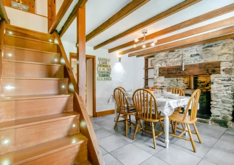The dining room at Hollow Tree Cottage, Cambrose