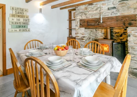 The dining room at Hollow Tree Cottage, Cambrose