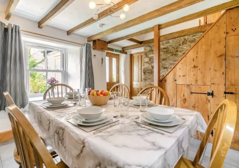 The dining room at Hollow Tree Cottage, Cambrose