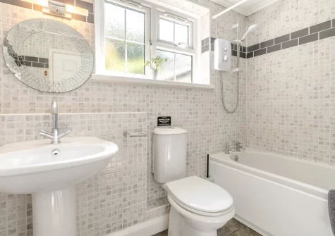 The bathroom at Hollow Tree Cottage, Cambrose