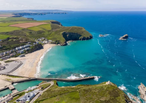 Hollow Tree Cottage nestles in the countryside, just three kilometres from beautiful Portreath village & beach