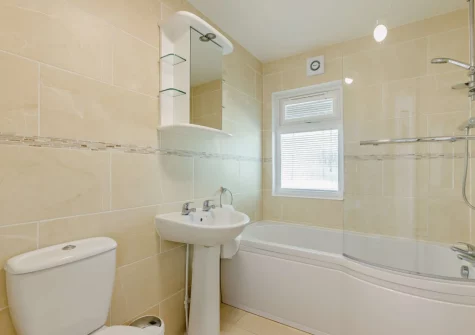 The bathroom at Holly Lodge, Meldon