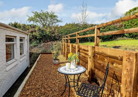 The tiered lawn garden & outdoor sitting area at Honey Pot, Bude