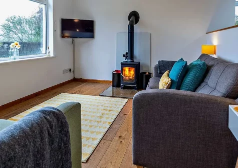 Honey Pot, Bude is a contemporary 2-bedroom coastal cottage featuring tiered wraparound gardens, cosy wood burner, and modern amenities. Within walking distance of beautiful sandy beaches, town amenities, and the spectacular South West Coast Path.