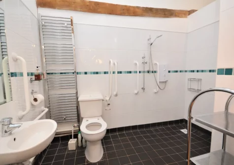 Bedroom #1 en-suite wet room at Honeypin, South Torfrey Farm, Golant