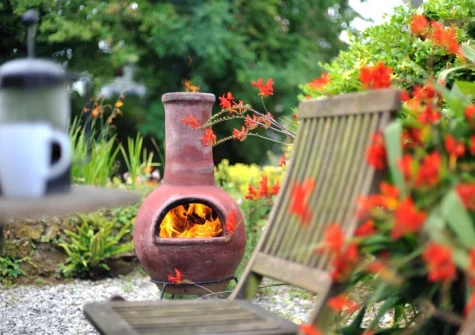 The shared garden & barbecue area at Honeypin, South Torfrey Farm, Golant