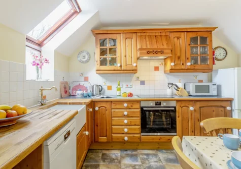 The kitchen & dining area at Honeysuckle Cottage, Frithelstock