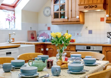 The kitchen & dining area at Honeysuckle Cottage, Frithelstock