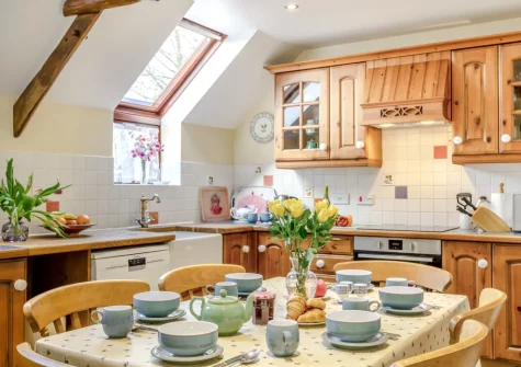 The kitchen & dining area at Honeysuckle Cottage, Frithelstock