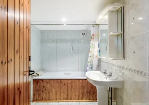 The bathroom at Honeysuckle Cottage, Frithelstock