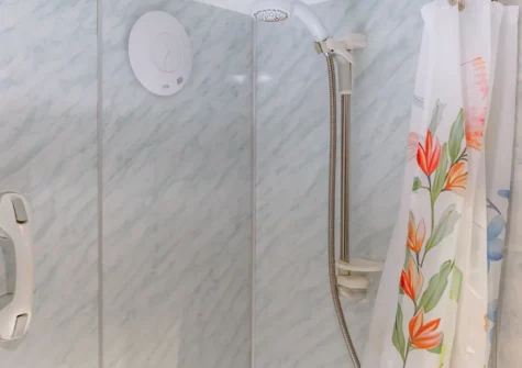 The bathroom at Honeysuckle Cottage, Frithelstock