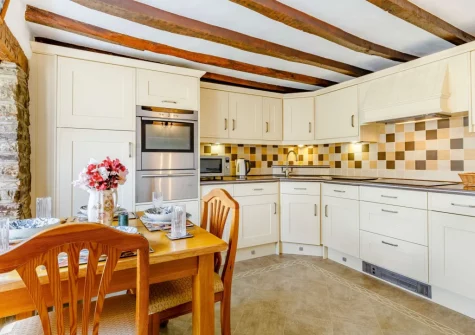 The kitchen & dining area at Honeysuckle Cottage, Weare Giffard