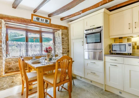 The kitchen & dining area at Honeysuckle Cottage, Weare Giffard