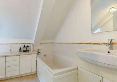 The bathroom at Honeysuckle Cottage, Weare Giffard