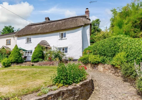 Honeysuckle Cottage is a beautiful Grade II-listed thatched cottage overlooking the River Torridge & the valley below