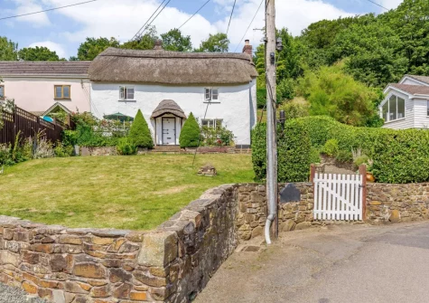 Honeysuckle Cottage is a beautiful Grade II-listed thatched cottage overlooking the River Torridge & the valley below