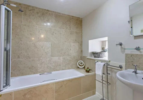 The bathroom at Hopetown Cottage, Trescott