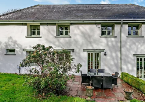 The patio & alfresco dining area at Hopetown Cottage, Trescott