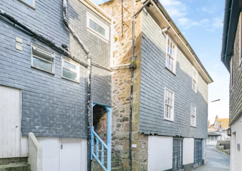 Horse Shoe is a characterful apartment in the heart of the cobbled streets of St Ives, just moments from the harbour
