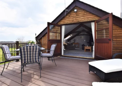 The decked patio, barbecue & alfresco dining area at Horseford Snug, East Worlington