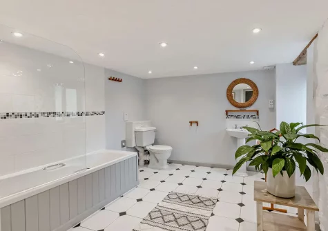 The bathroom at Horseshoe Cottage, Ashwater