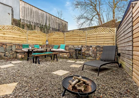The courtyard & alfresco dining area at Horseshoe Cottage, Ashwater