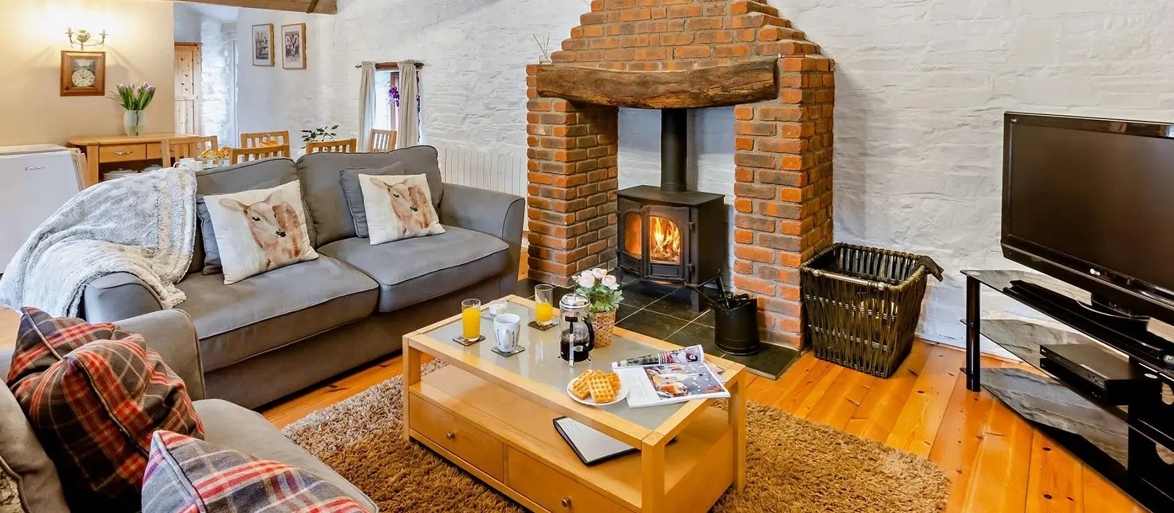 Horseshoe Cottage, Ashwater is a charming 3-bedroom countryside retreat featuring hot tub, games barn, and private lake fishing. Perfect for families seeking adventure between Devon and Cornwall's finest coastal attractions and market towns.