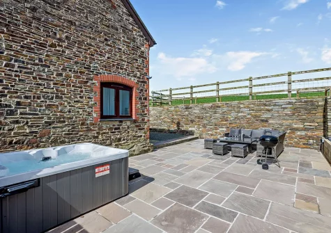 The patio, hot tub & outdoor sitting area at Horslett Stable, Tetcott