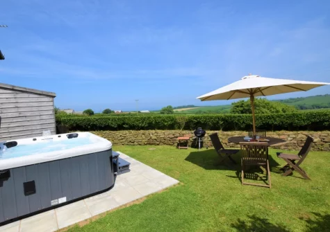 The hot tub, barbecue, alfresco dining area & garden at House Martin at The Retreat, Higher Clovelly