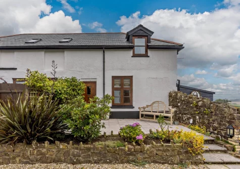 House Martin at The Retreat is a is a first-floor apartment with far reaching views & private garden with hot tub