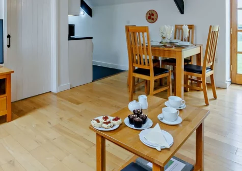 House Martin at The Retreat, Higher Clovelly is a charming first-floor apartment with far-reaching sea views, a private hot tub, and easy access to Clovelly village and the spectacular North Devon coastline. Ideal for couples and families.