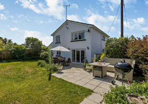 The garden, patio, alfresco dining & barbecue area at Hove To, Instow