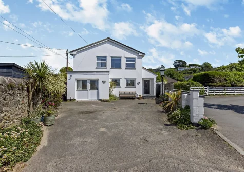 Hove To is in a wonderful spot just a few steps from Instow's golden sandy beach