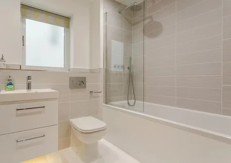 The bathroom at Howzat Pavilion View, Westward Ho!
