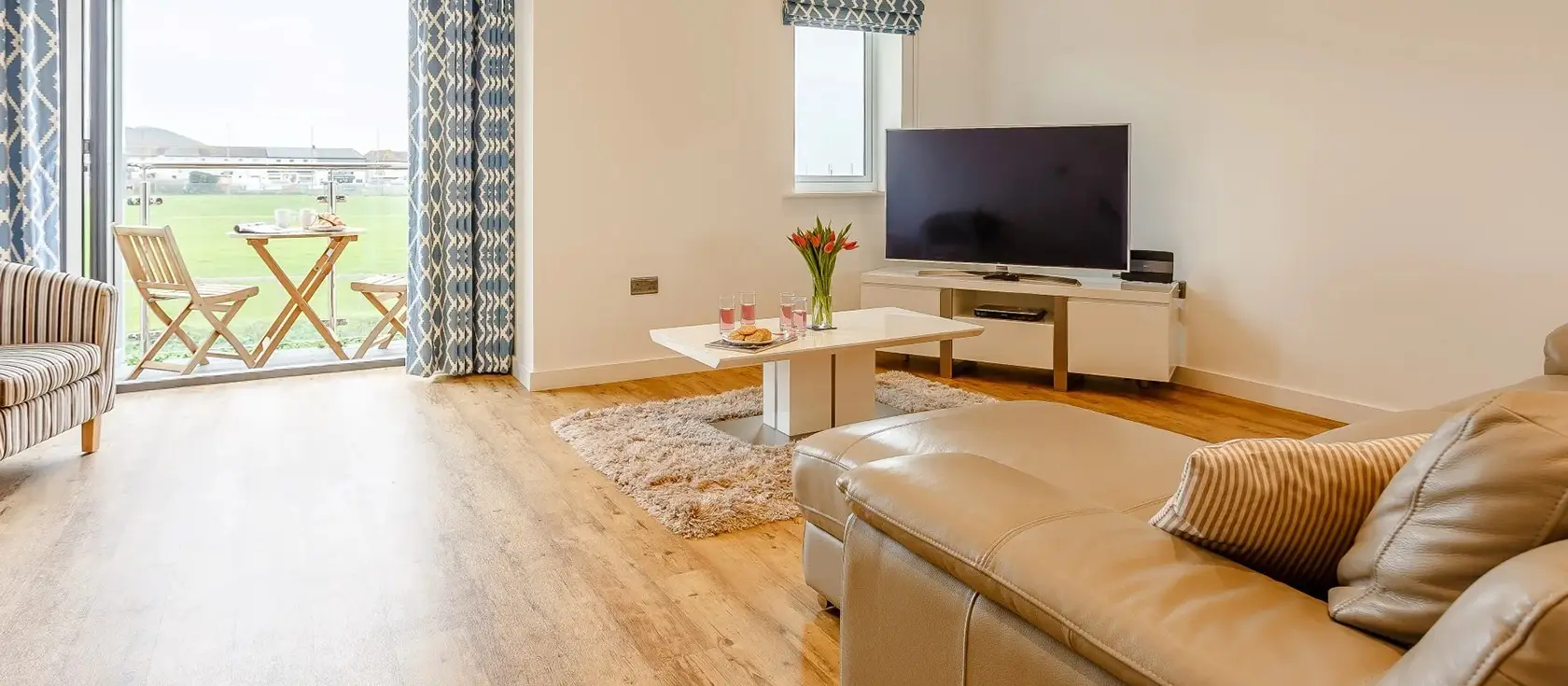 Howzat Pavilion View, Westward Ho! is a stylish three-bedroom detached home with stunning cricket ground views and sea glimpses. Enjoy contemporary amenities, enclosed private garden, and effortless beach access for unforgettable family holidays.