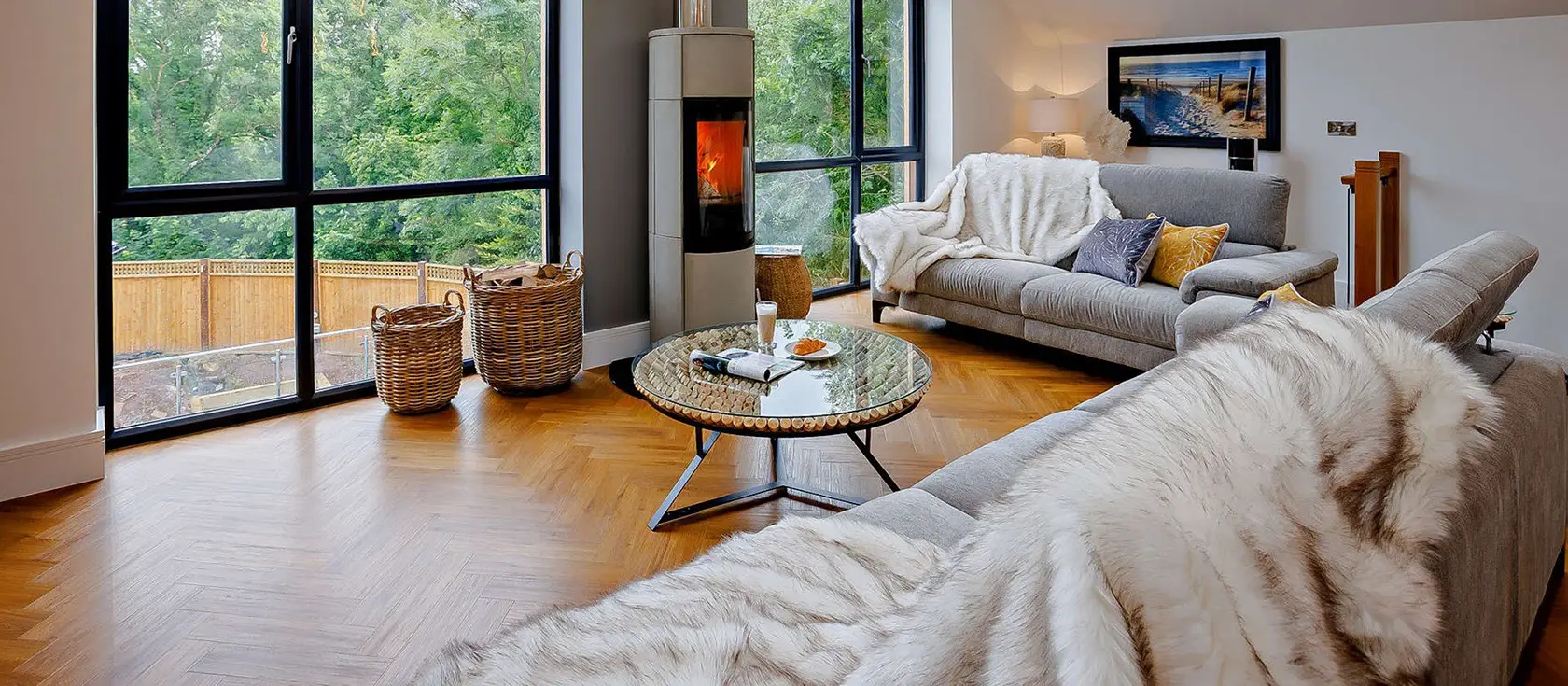 Hyford Wood, Bideford is a stunning four-bedroom house with private hot tub, wood burner, and enchanting garden. This reverse-level home mixes luxury with comfort, offering easy access to beaches, charming towns, and attractions of North Devon.