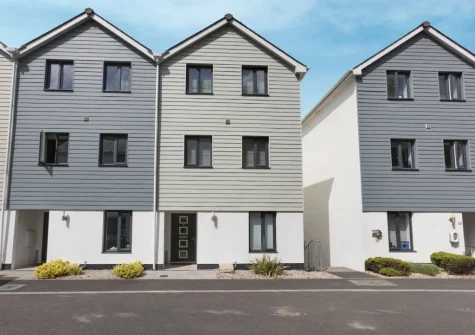 Inglebrook Heights is a stylish & contemporary property situated on the heights of Westward Ho! overlooking the town's large sandy beach, shops & restaurants