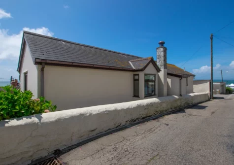 Inglenook is a spacious holiday home in Porthleven with gorgeous views out to sea