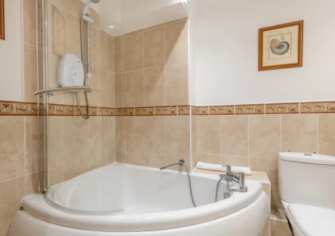 The bathroom at Inglewood Apartments, Kingswear