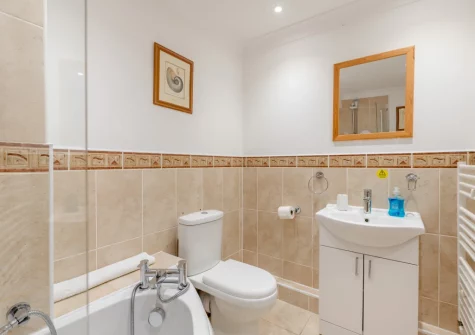 The bathroom at Inglewood Apartments, Kingswear